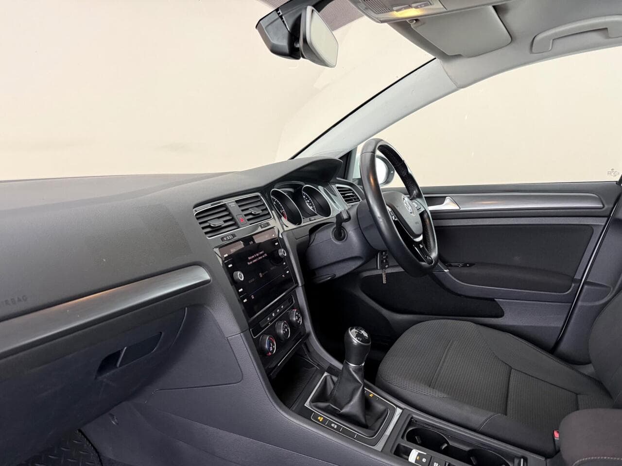 Volkswagen Golf thumbnail Interior Front