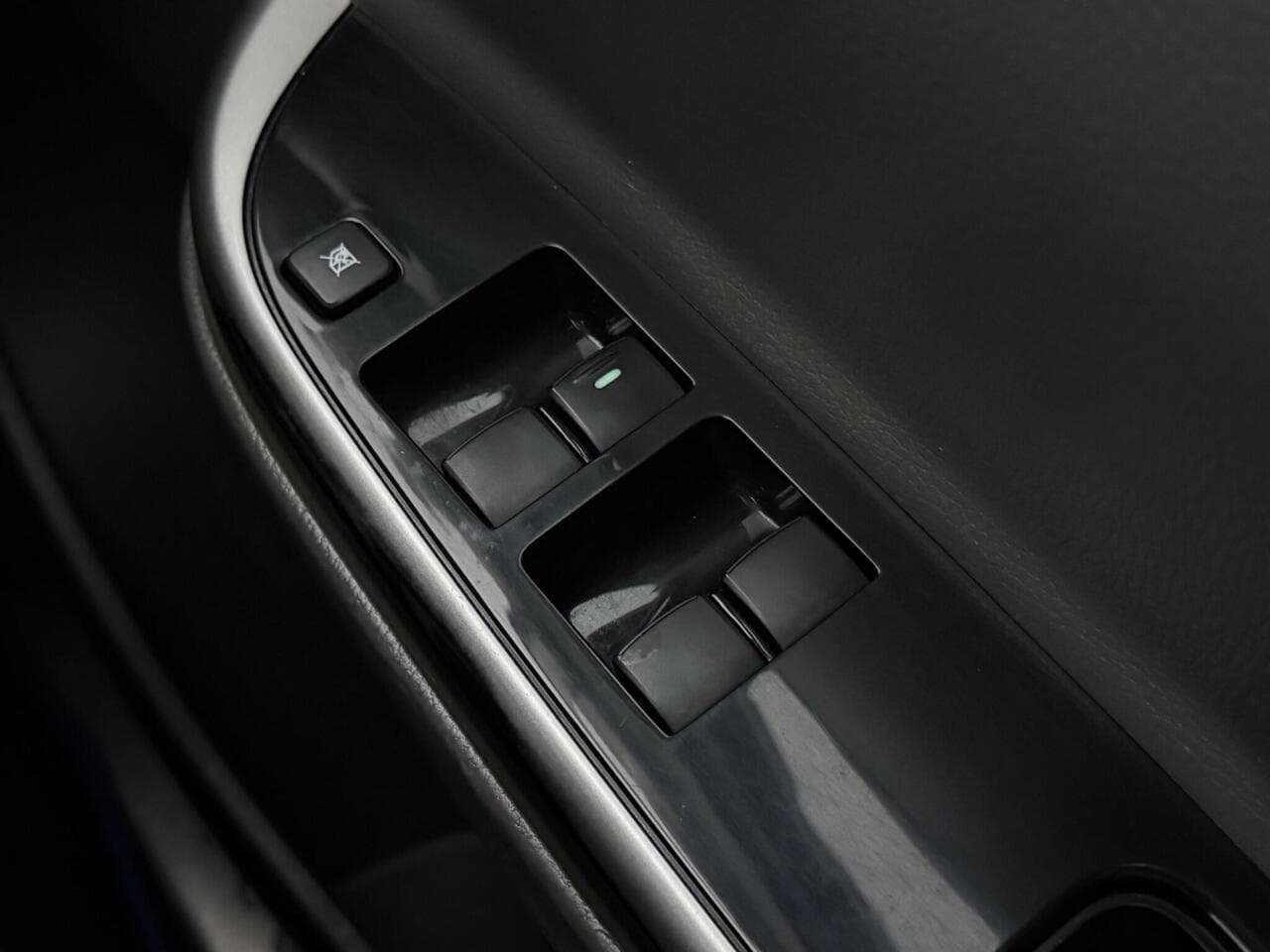 Mitsubishi L200 thumbnail Misc Controls