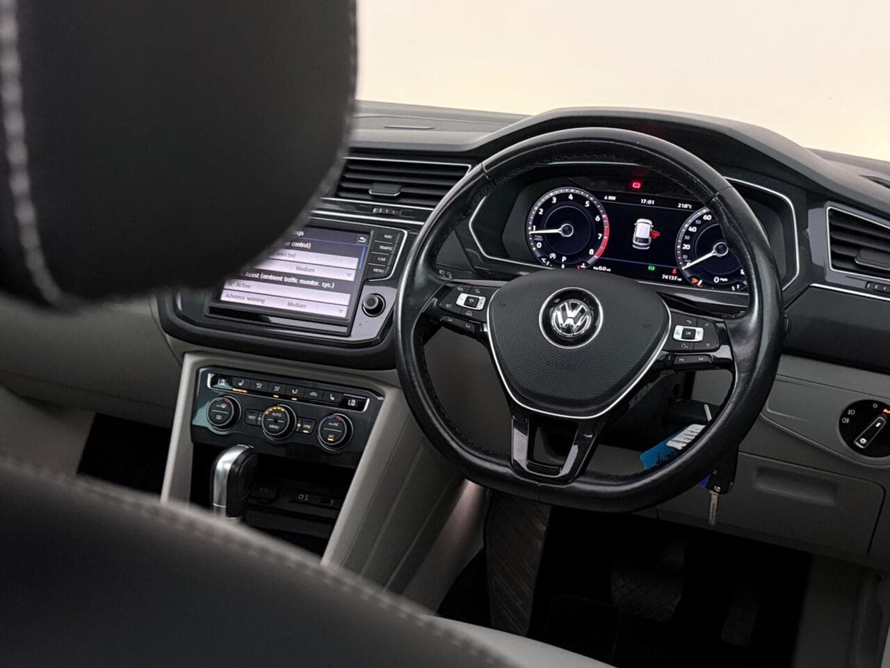 Volkswagen Tiguan thumbnail Interior Front