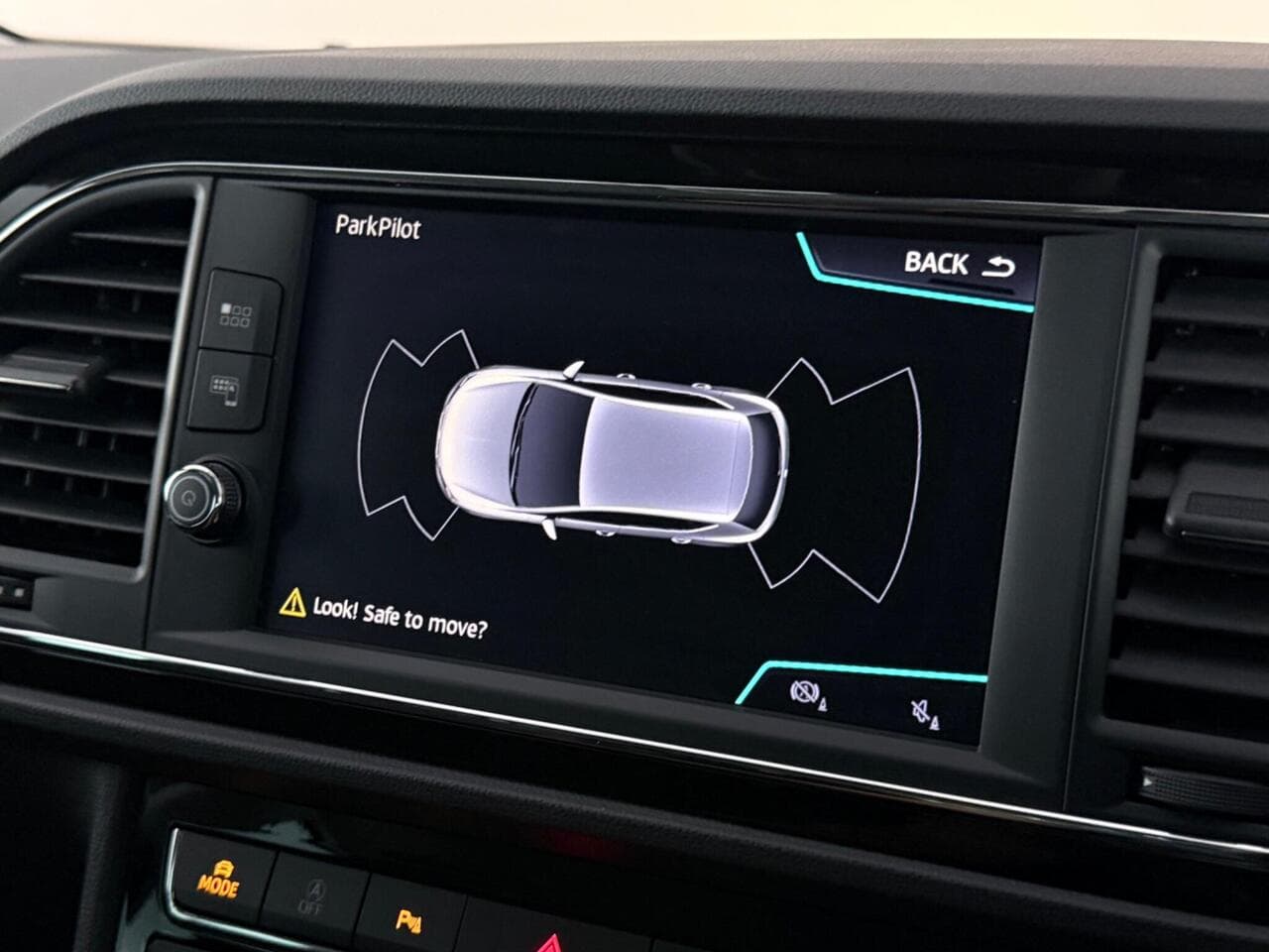 SEAT Leon thumbnail Infotainment System