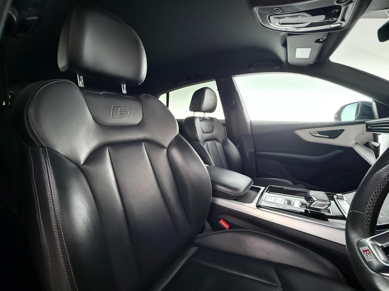 Audi Q8 thumbnail Seat Driver