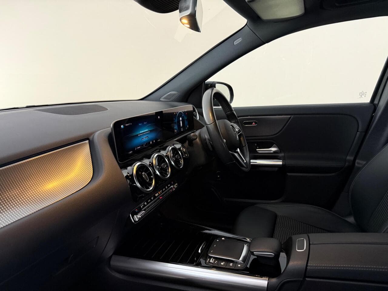 Mercedes-Benz GLA thumbnail Interior Front
