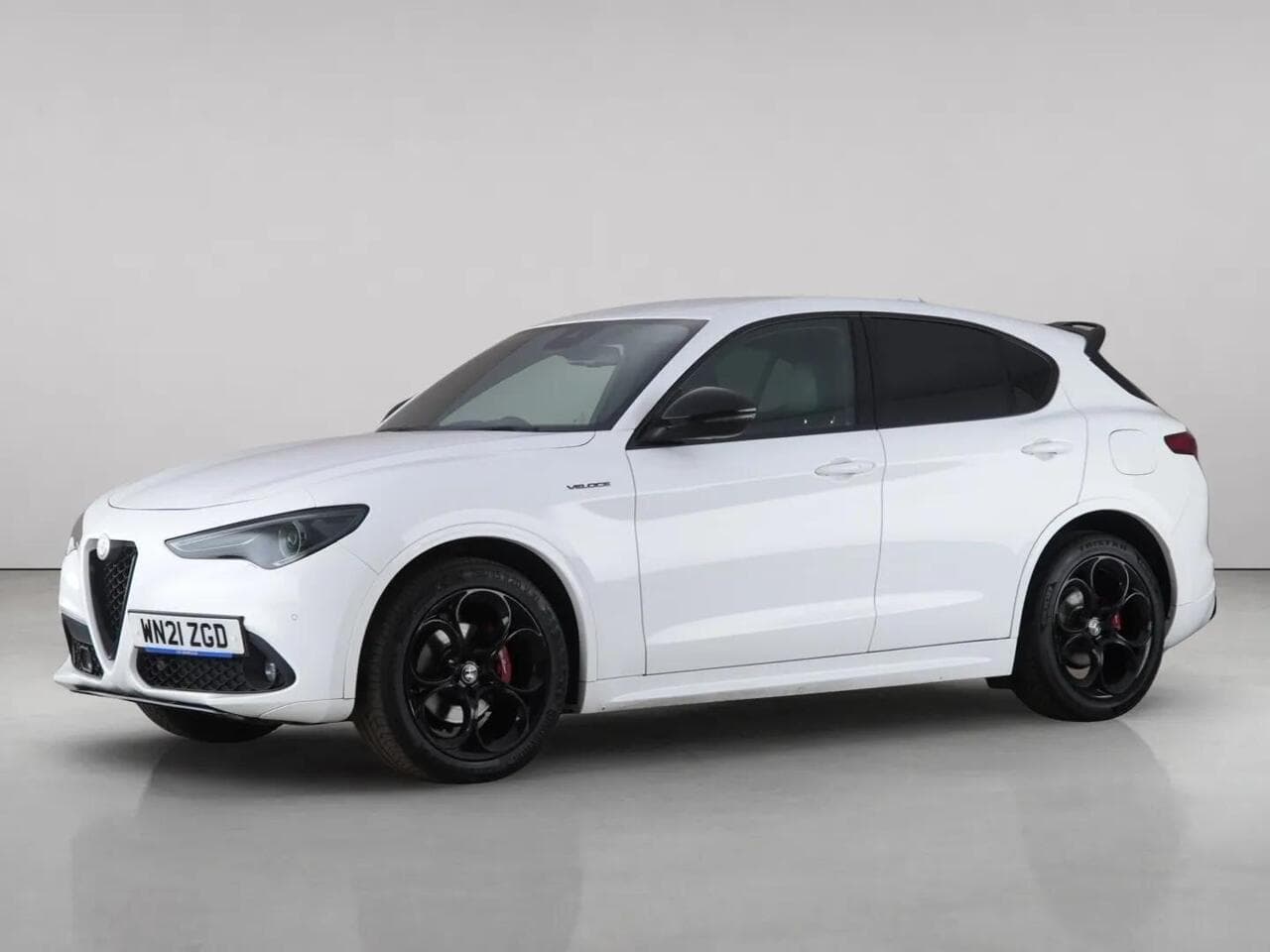 Alfa Romeo Stelvio thumbnail Front Left