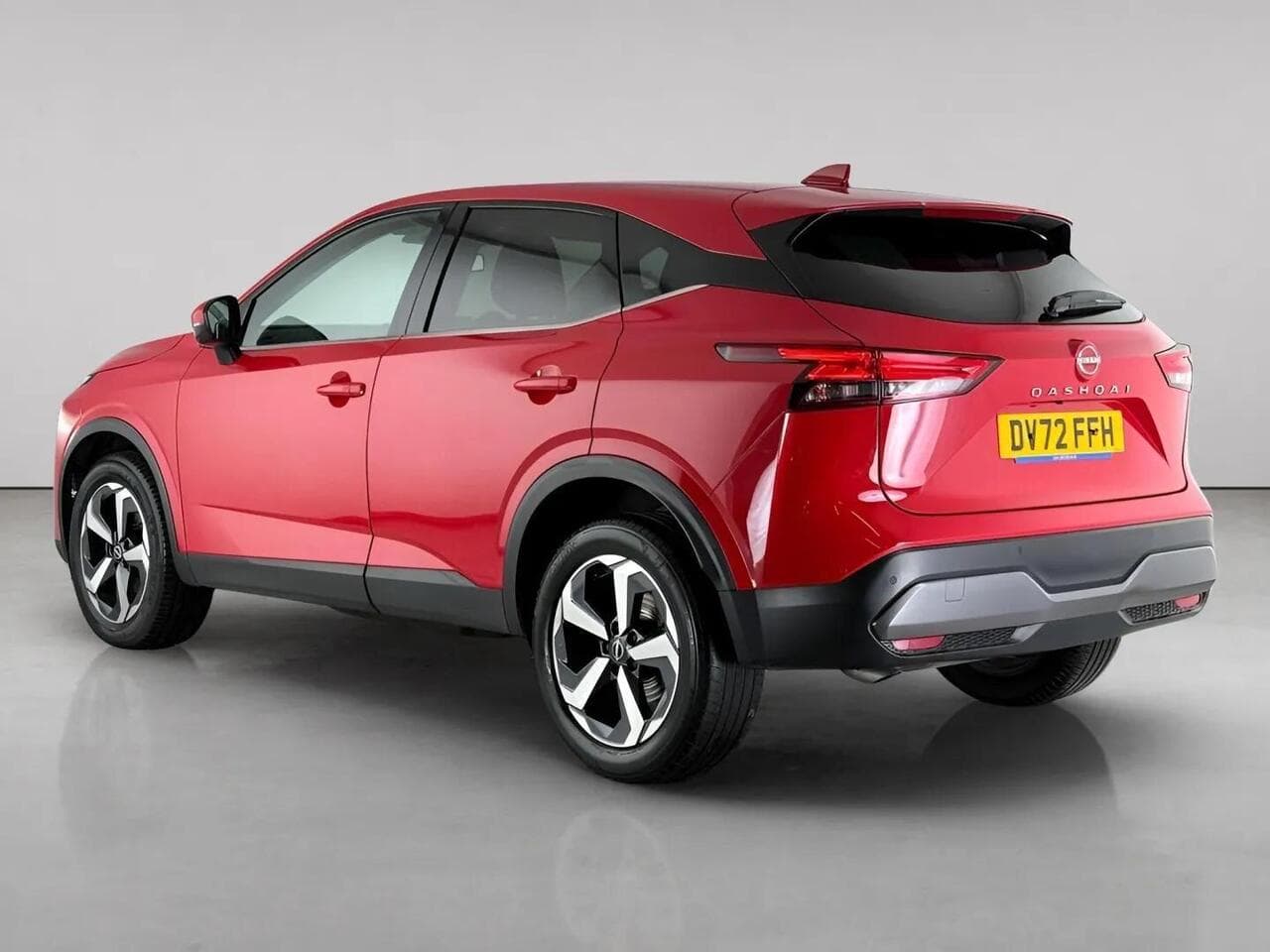 Nissan Qashqai thumbnail Rear Left