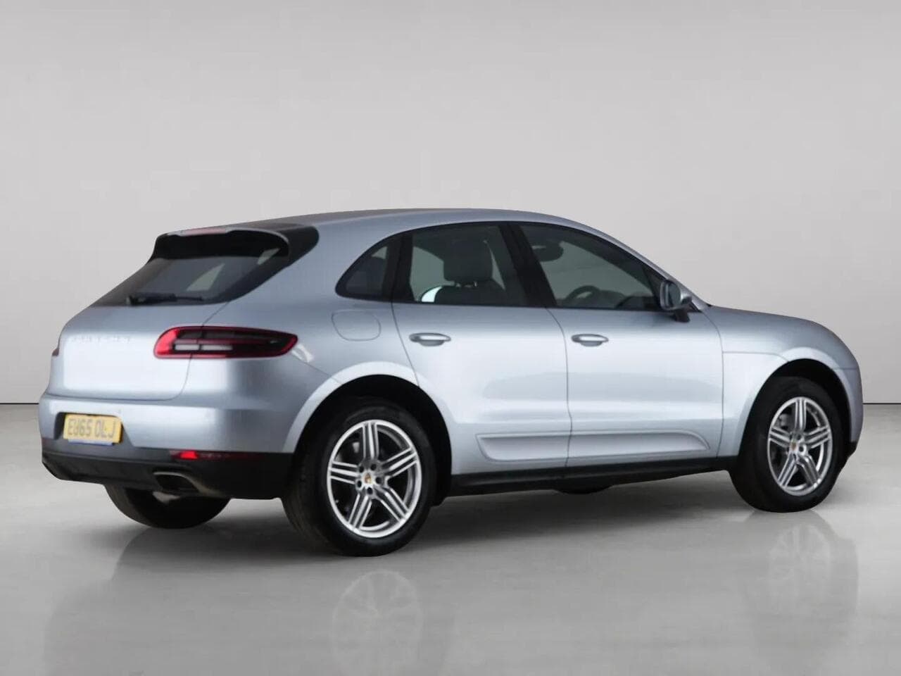 Porsche Macan thumbnail Rear Right