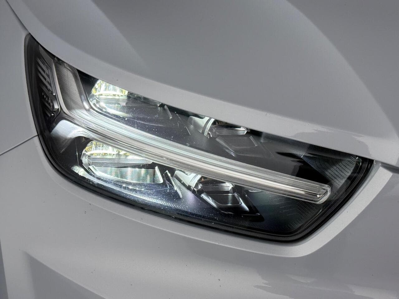 Volvo XC40 thumbnail Lights Front