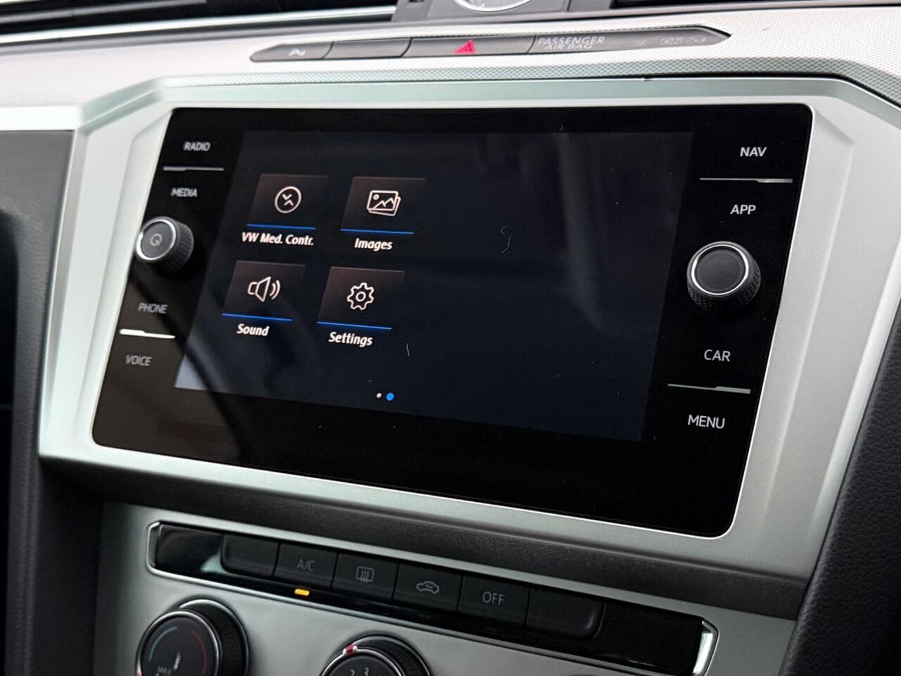Volkswagen Passat thumbnail Infotainment System