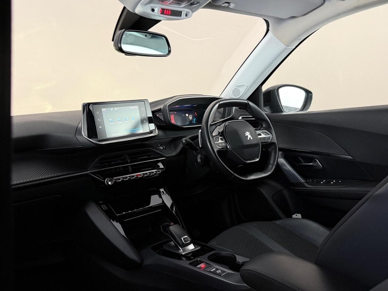 Peugeot 2008 thumbnail Interior Front