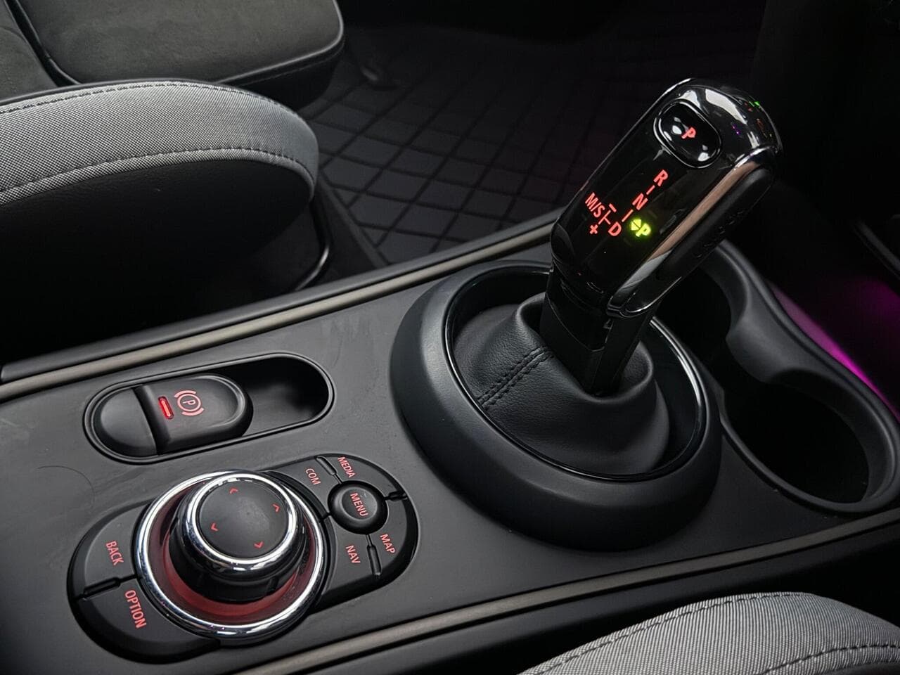 MINI Countryman thumbnail Interior Front