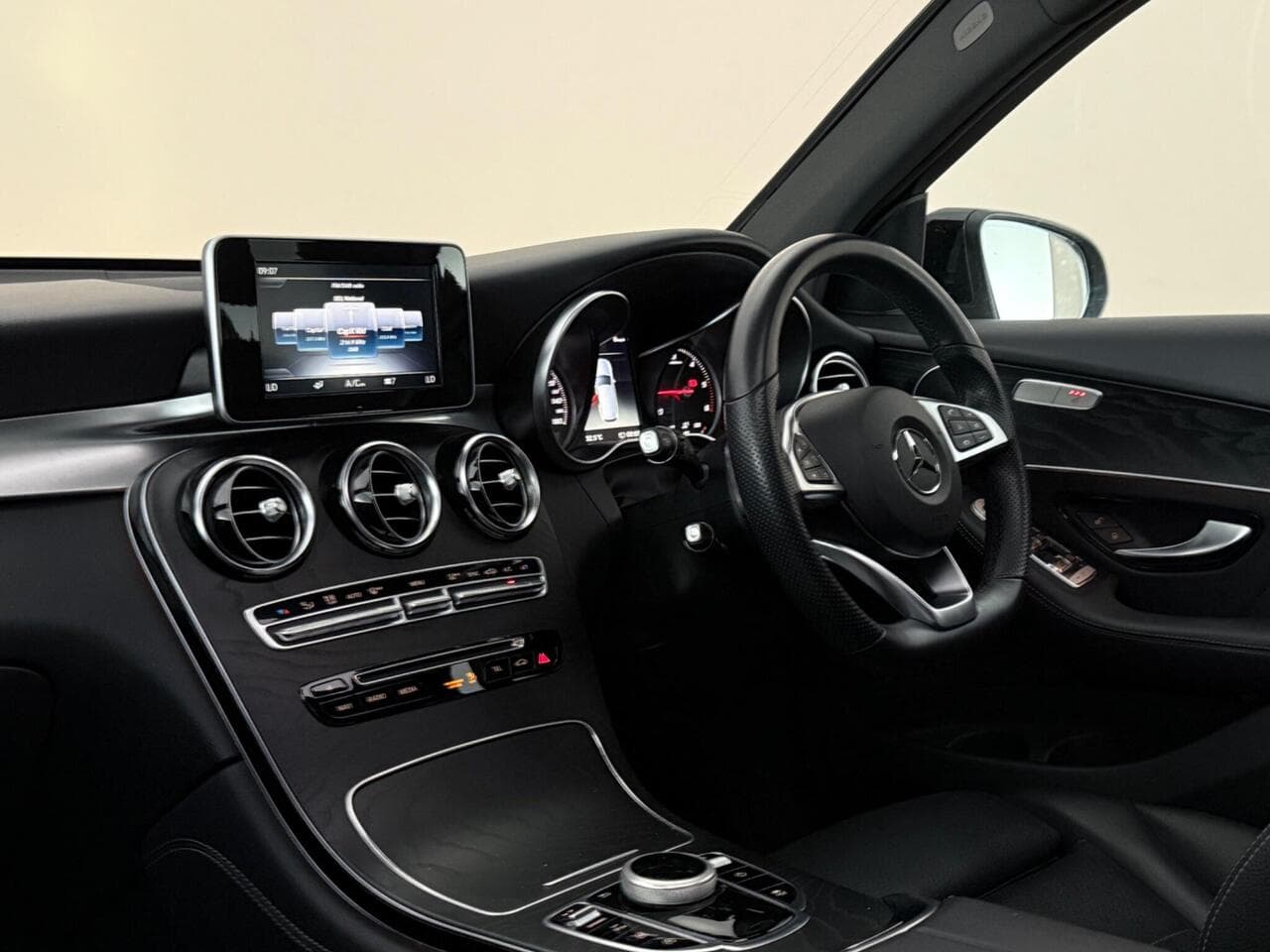 Mercedes-Benz GLC thumbnail Interior Front