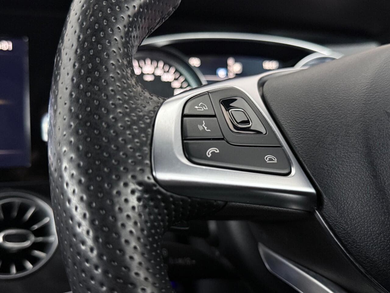 Mercedes-Benz E Class thumbnail Misc Controls