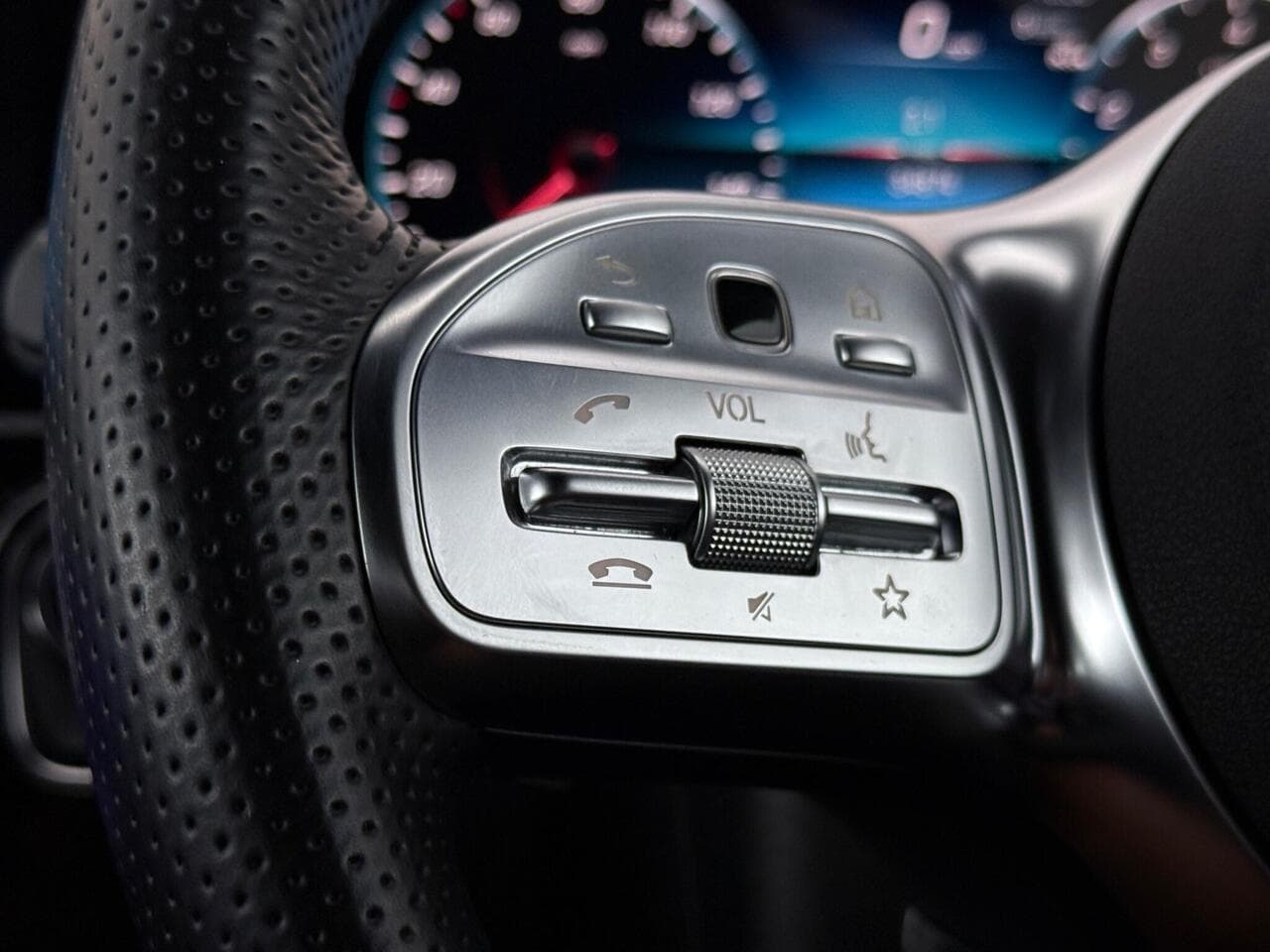 Mercedes-Benz CLA thumbnail Misc Controls