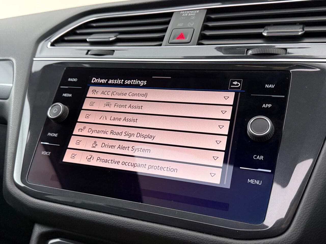 Volkswagen Tiguan Allspace thumbnail Infotainment System