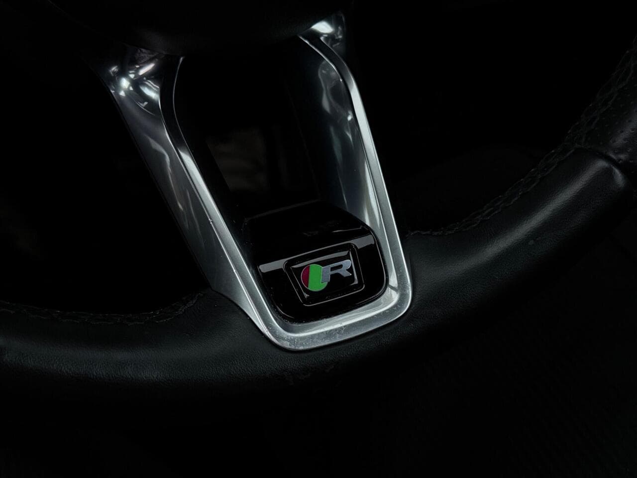 Jaguar F-PACE thumbnail Steering Wheel