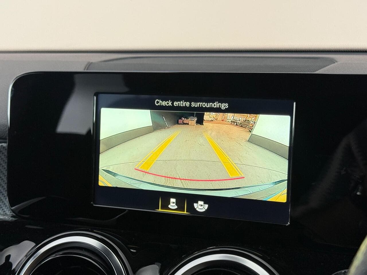 Mercedes-Benz GLB thumbnail Infotainment System