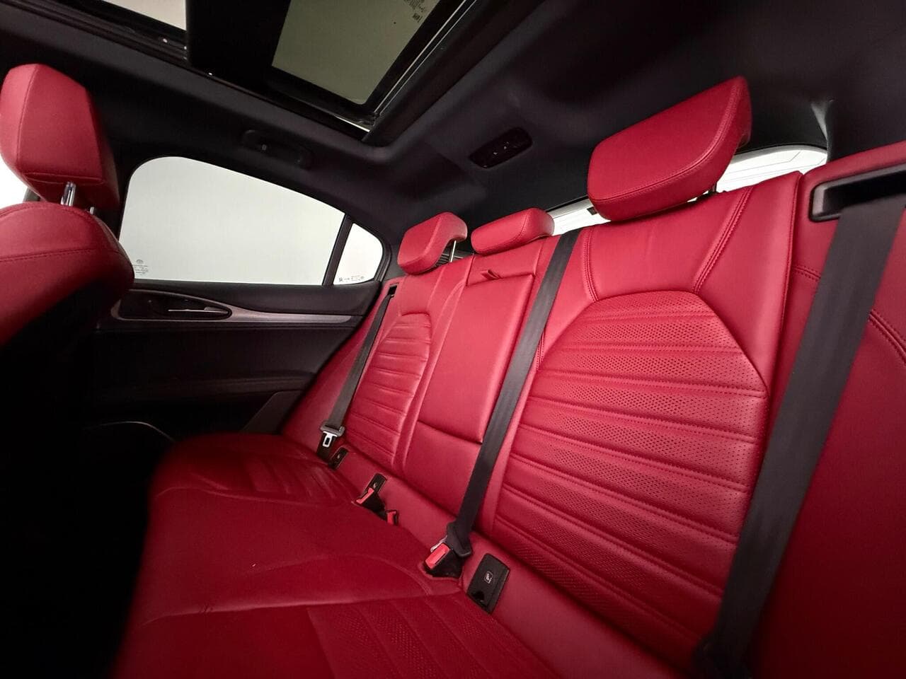 Alfa Romeo Stelvio thumbnail Seats Rear