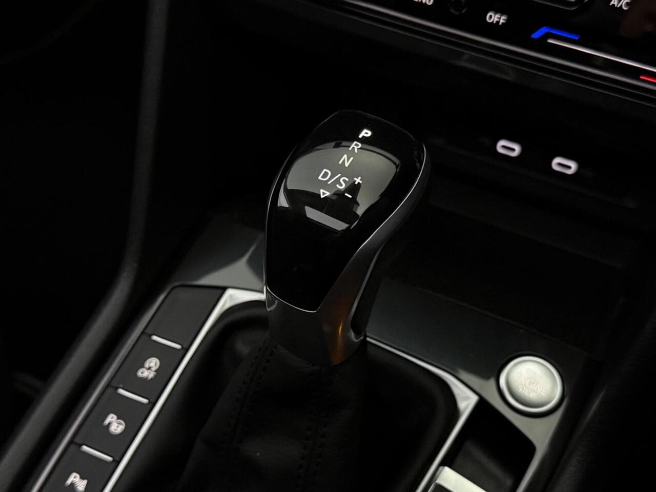 Volkswagen Tiguan thumbnail Interior Front