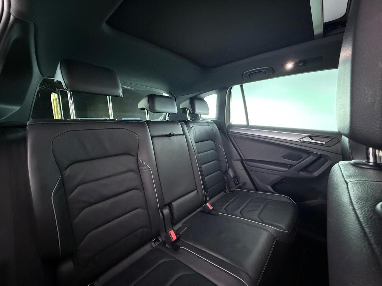 Volkswagen Tiguan thumbnail Seats Rear