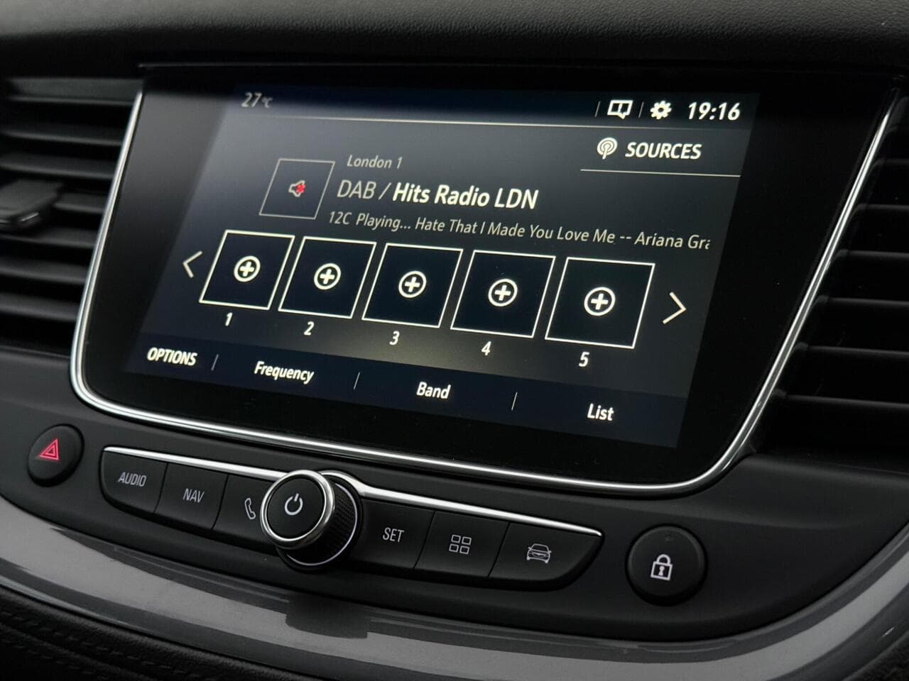 Vauxhall Grandland X thumbnail Infotainment System