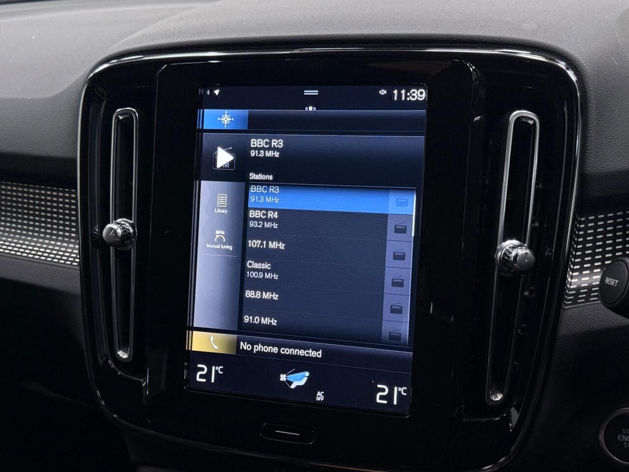 Volvo XC40 thumbnail Infotainment System