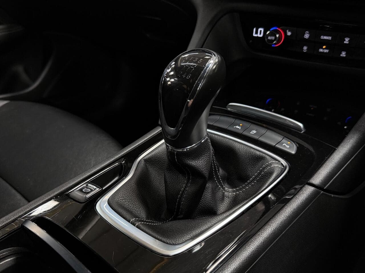 Vauxhall Insignia thumbnail Interior Front