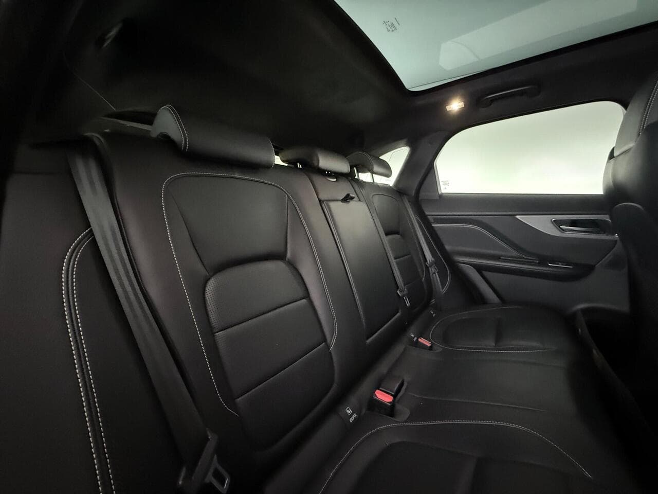 Jaguar F-PACE thumbnail Seats Rear