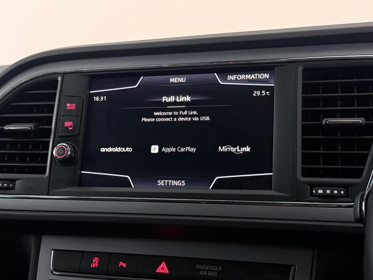SEAT Leon thumbnail Infotainment System