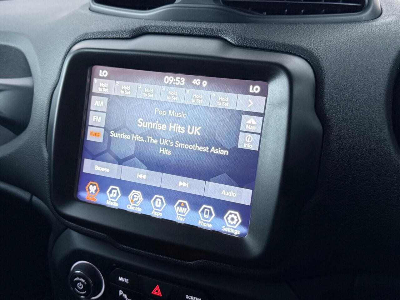 Jeep Renegade thumbnail Infotainment System