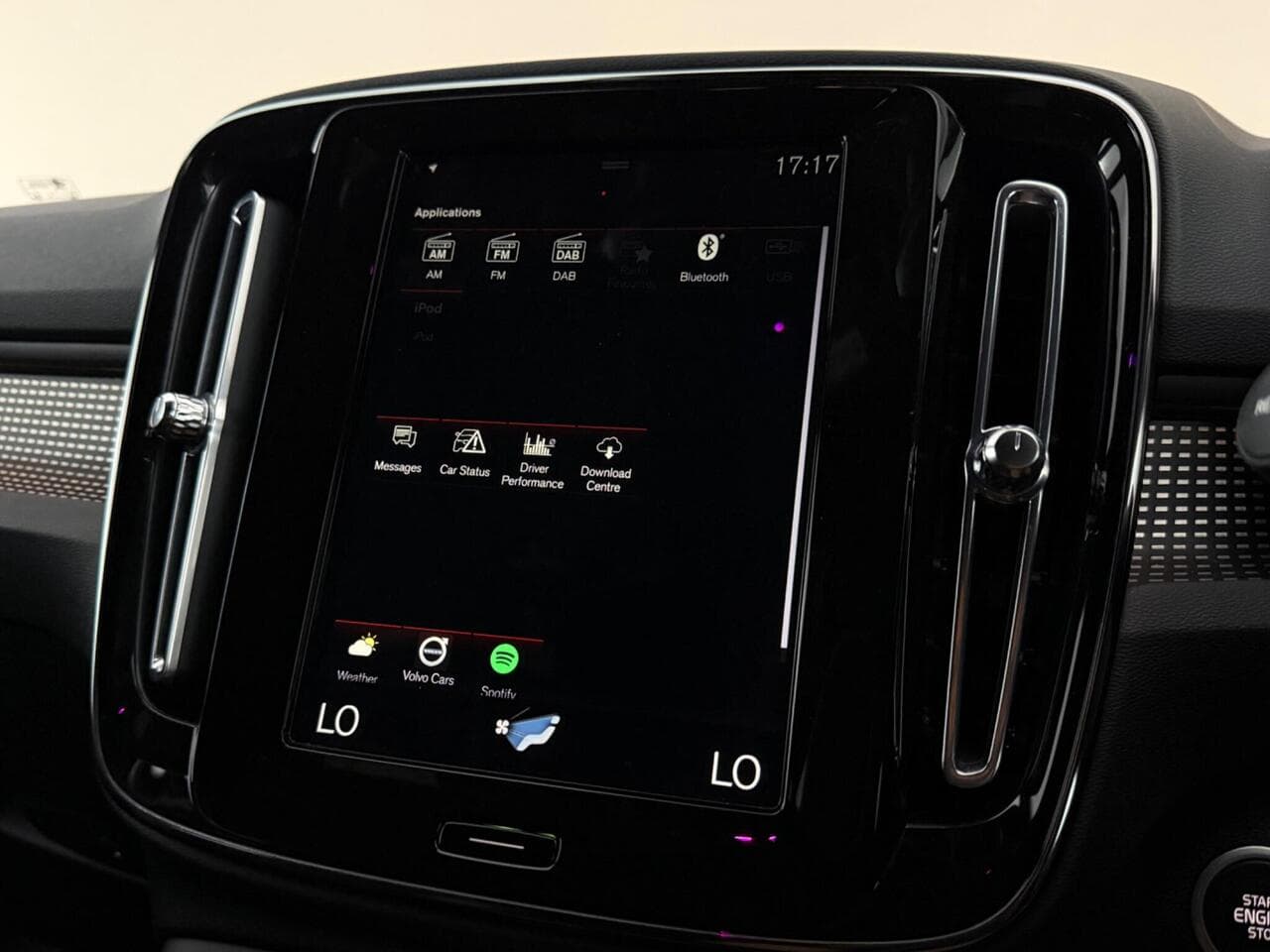 Volvo XC40 thumbnail Infotainment System