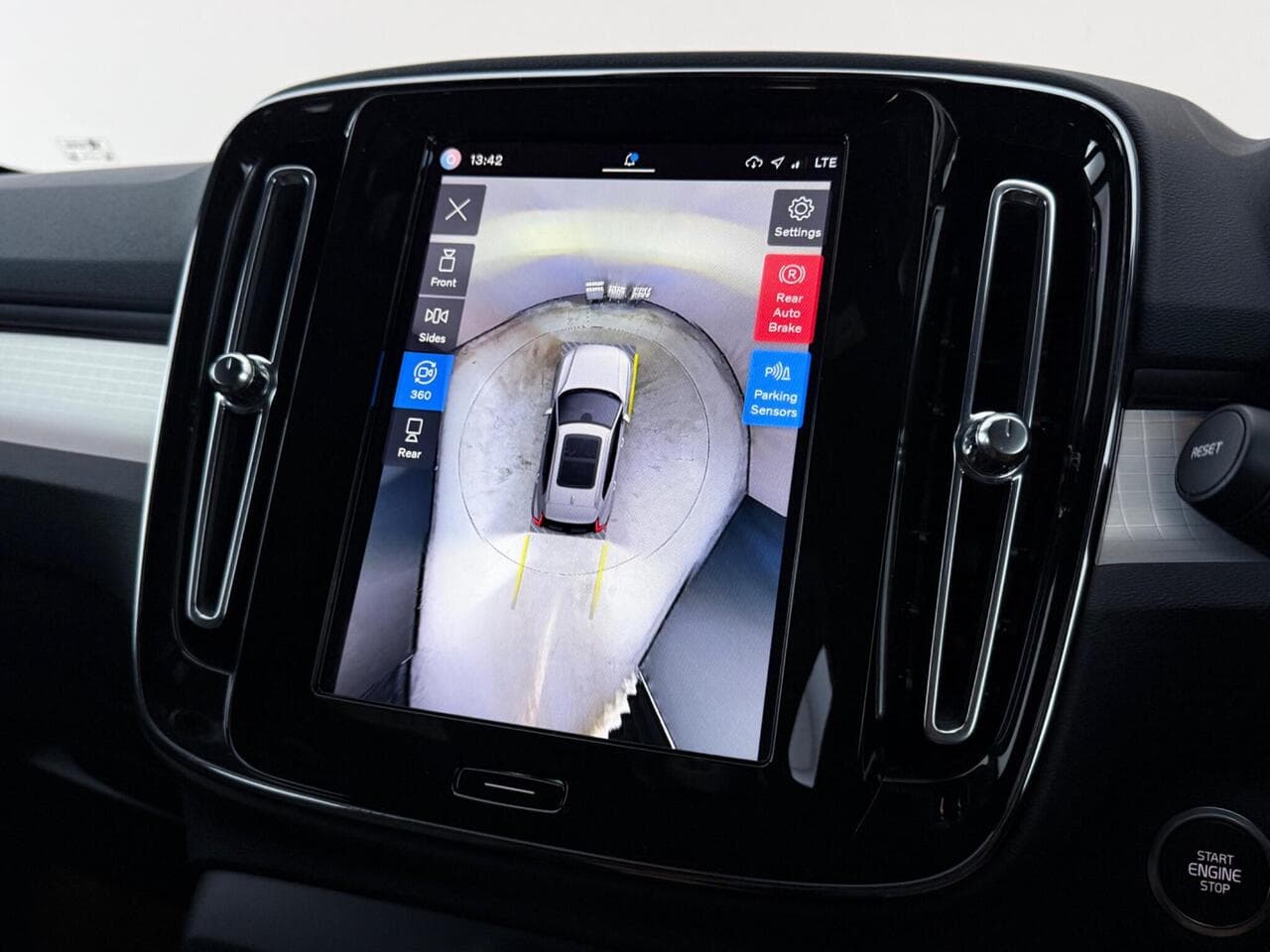 Volvo XC40 thumbnail Infotainment System