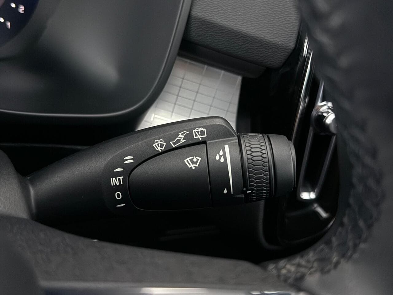 Volvo XC40 thumbnail Misc Controls