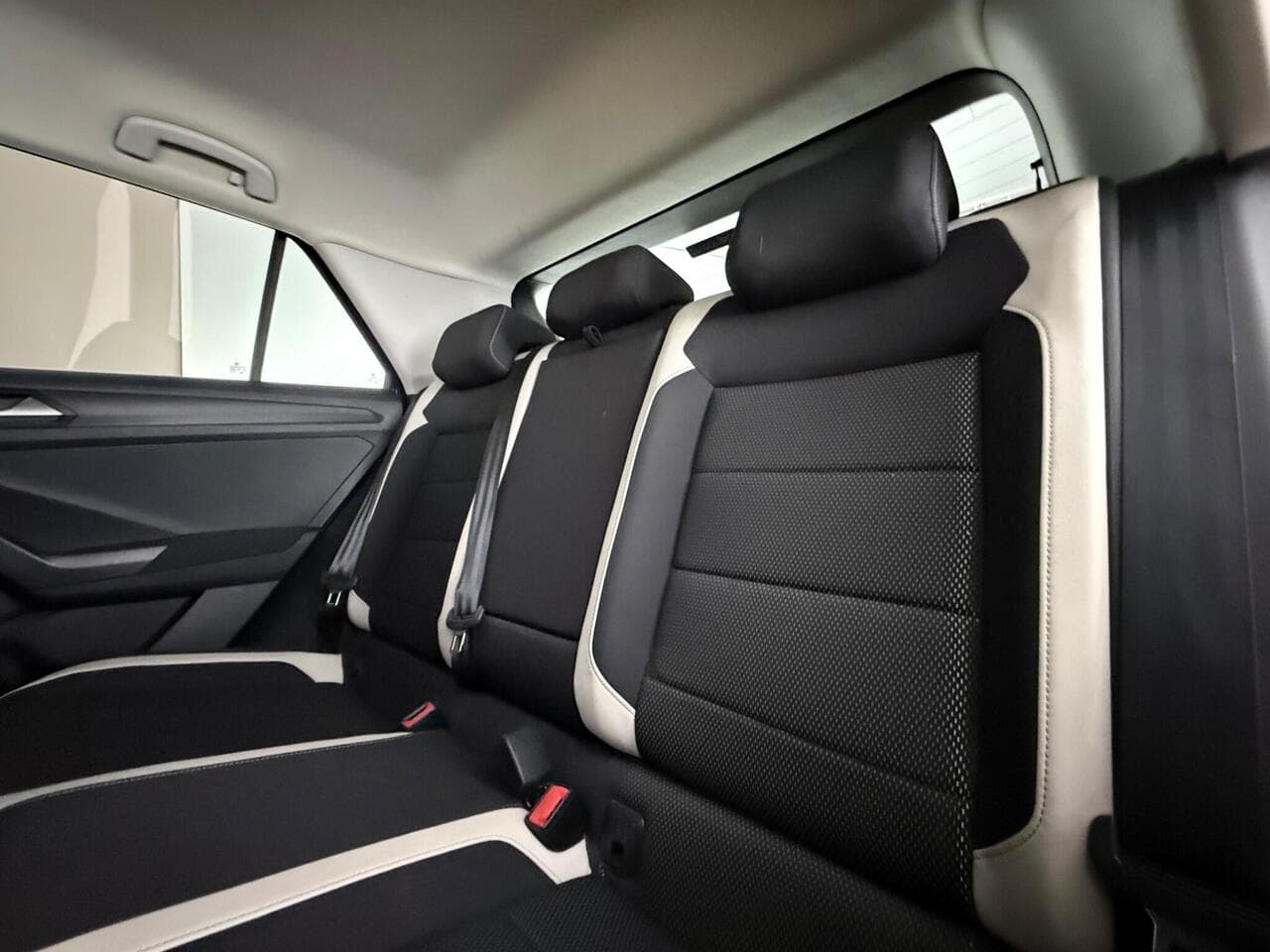 Volkswagen T-Roc thumbnail Seats Rear