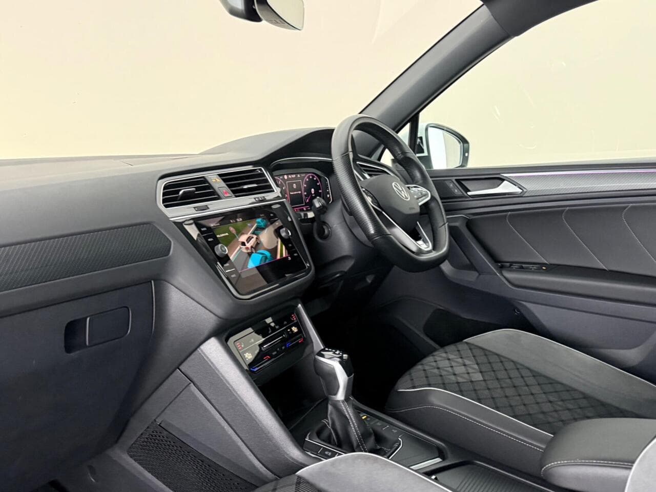 Volkswagen Tiguan thumbnail Interior Front