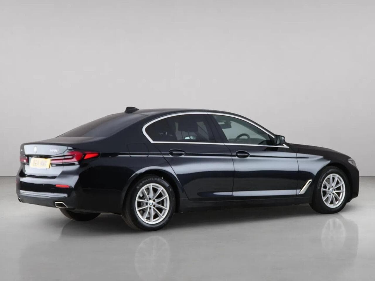 BMW 5 Series thumbnail Side Right