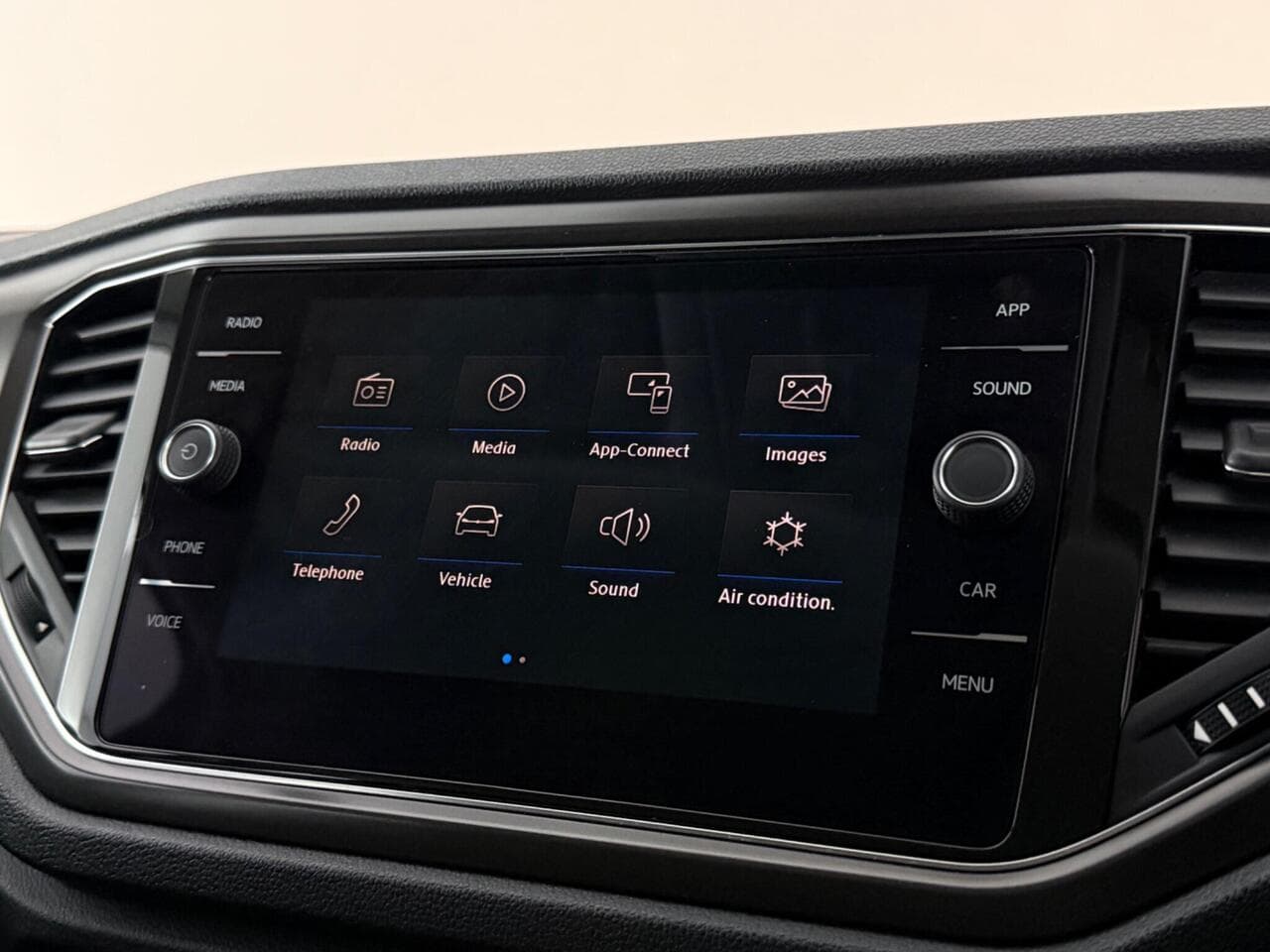 Volkswagen T-Roc thumbnail Infotainment System