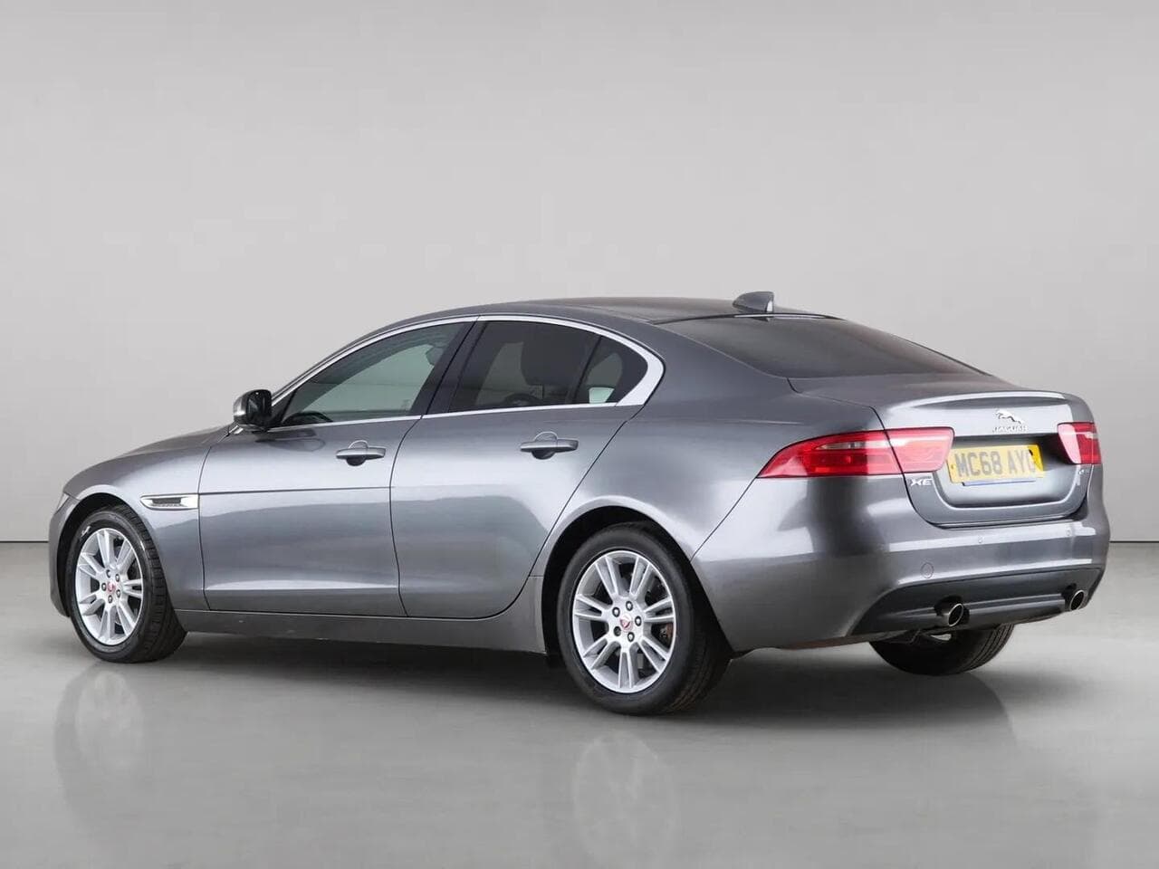 Jaguar XE thumbnail Rear Left