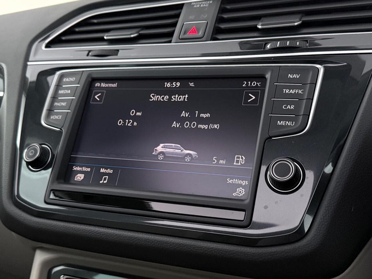 Volkswagen Tiguan thumbnail Infotainment System