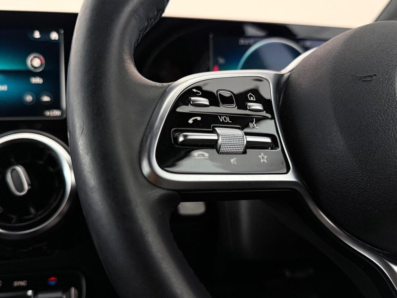 Mercedes-Benz GLA thumbnail Misc Controls
