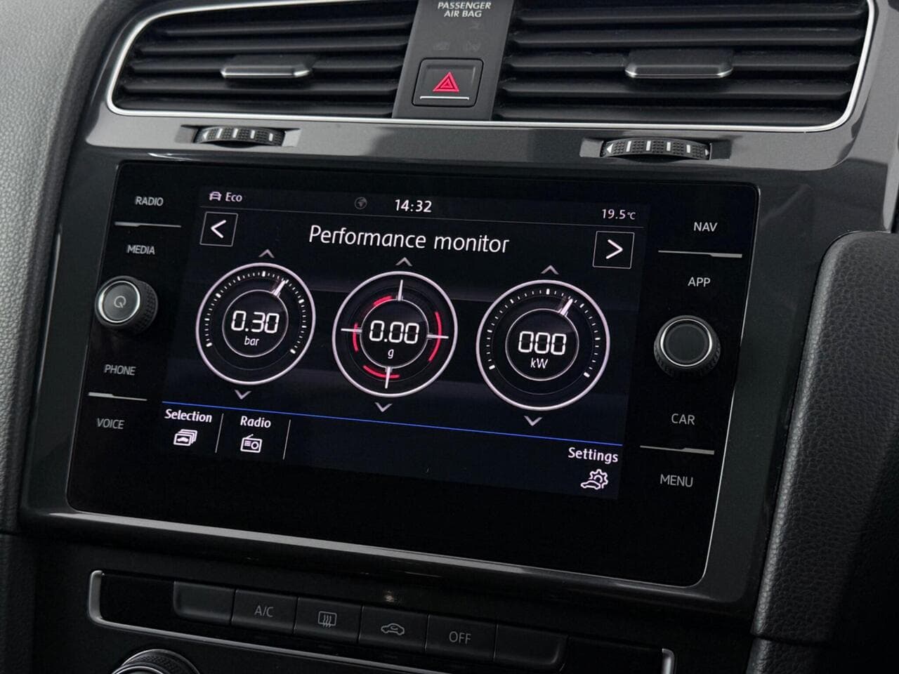 Volkswagen Golf thumbnail Infotainment System