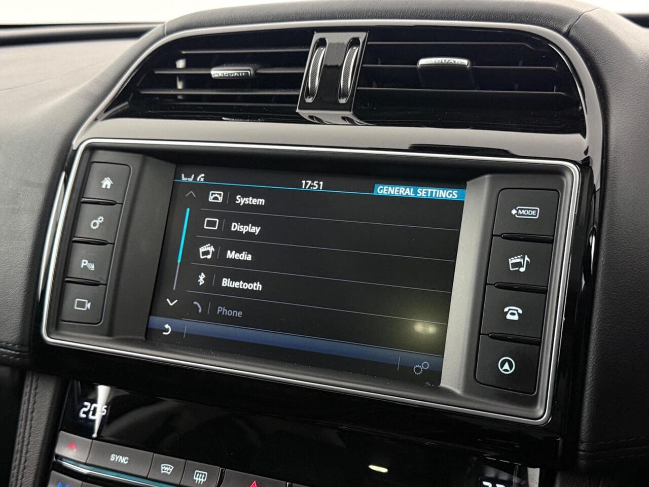 Jaguar F-PACE thumbnail Infotainment System