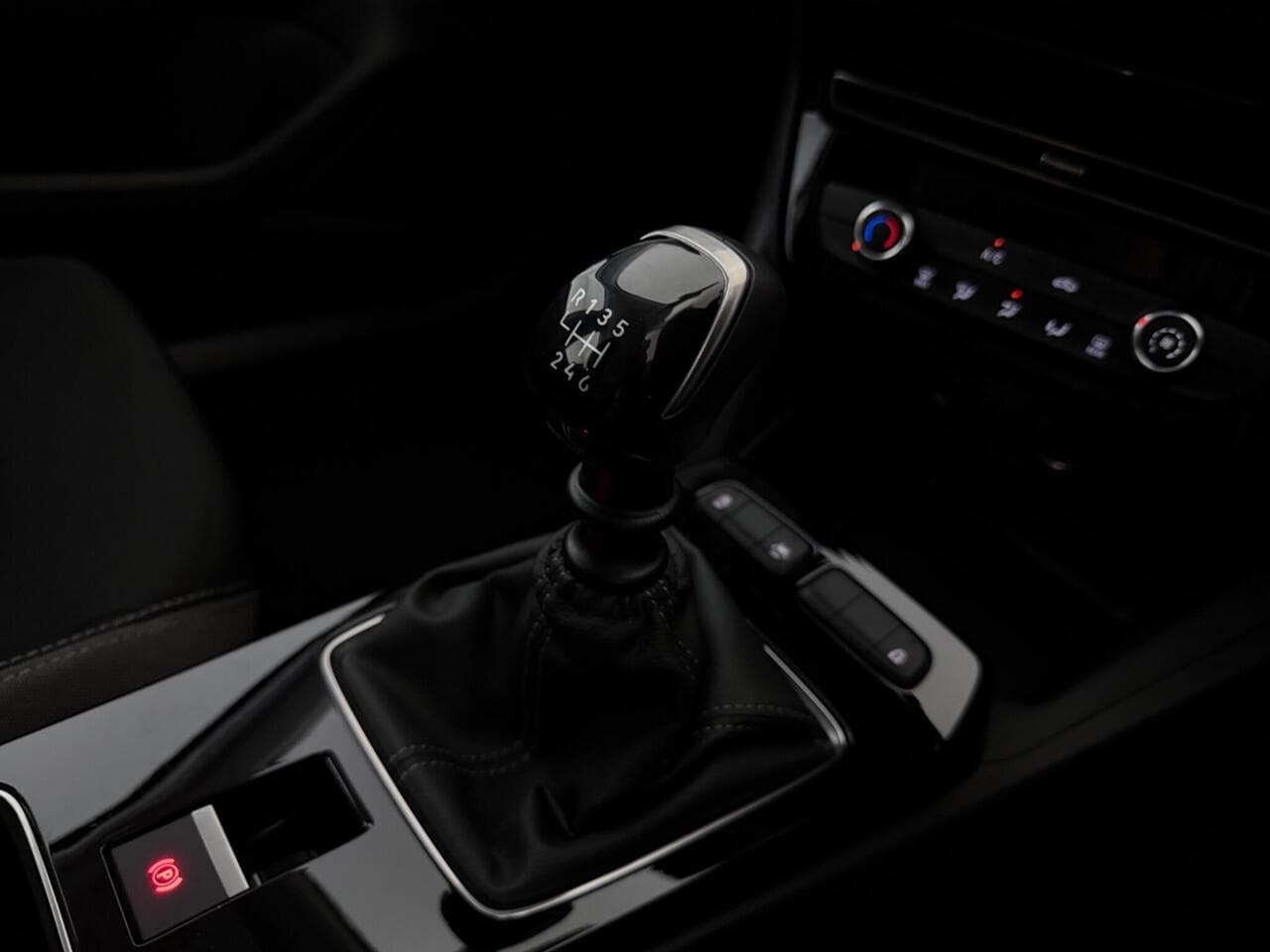 Vauxhall Mokka thumbnail Interior Front