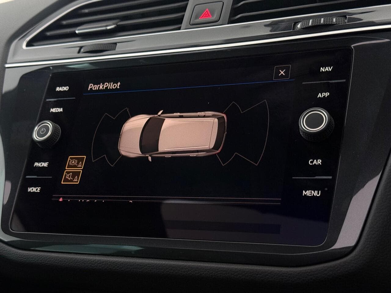 Volkswagen Tiguan thumbnail Infotainment System