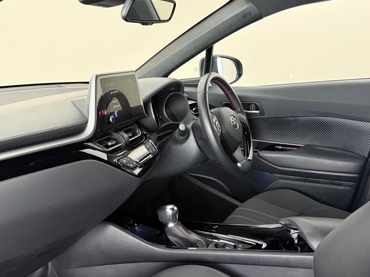 Toyota C-HR thumbnail Interior Front