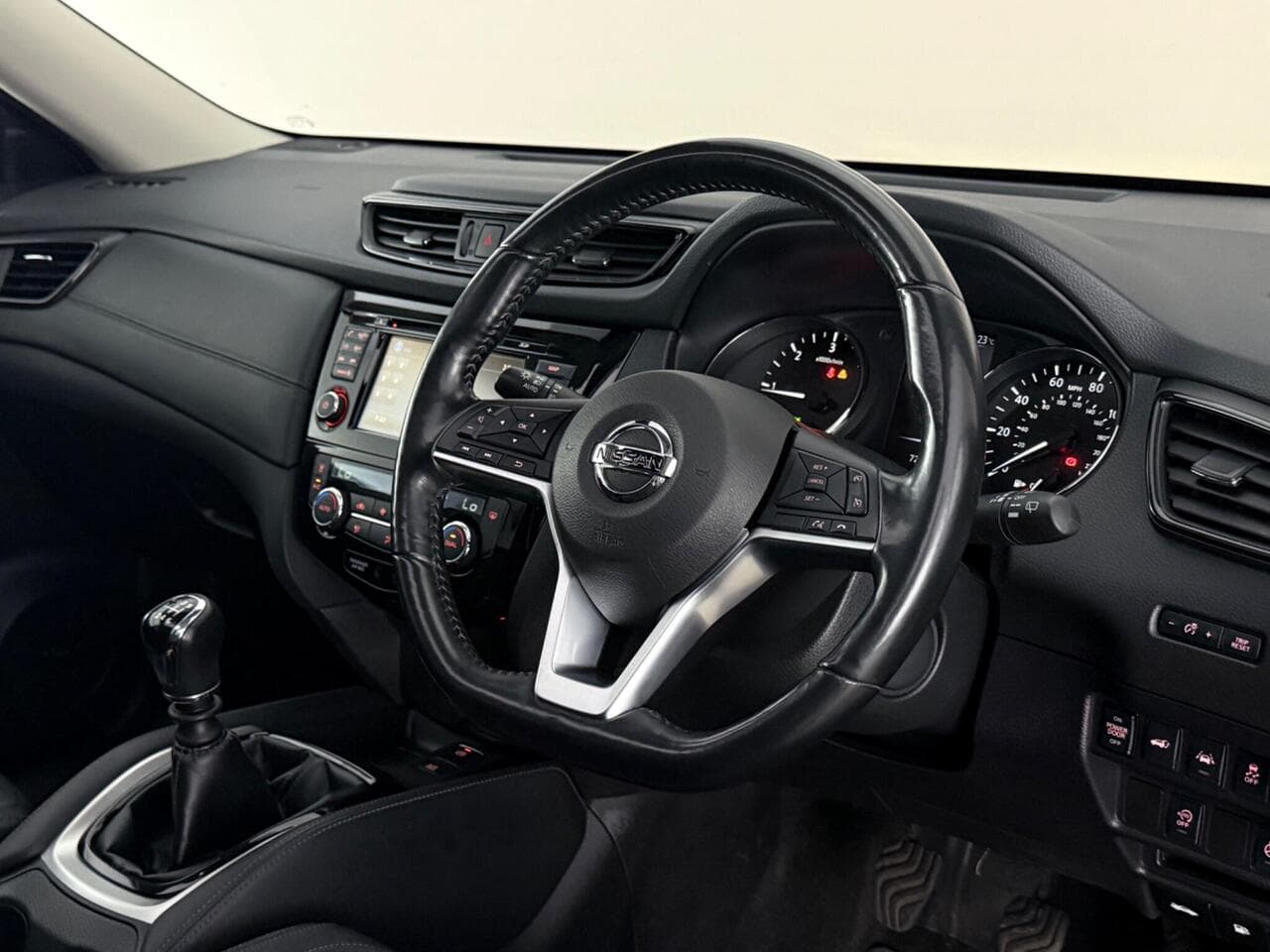 Nissan X-Trail thumbnail Interior Front