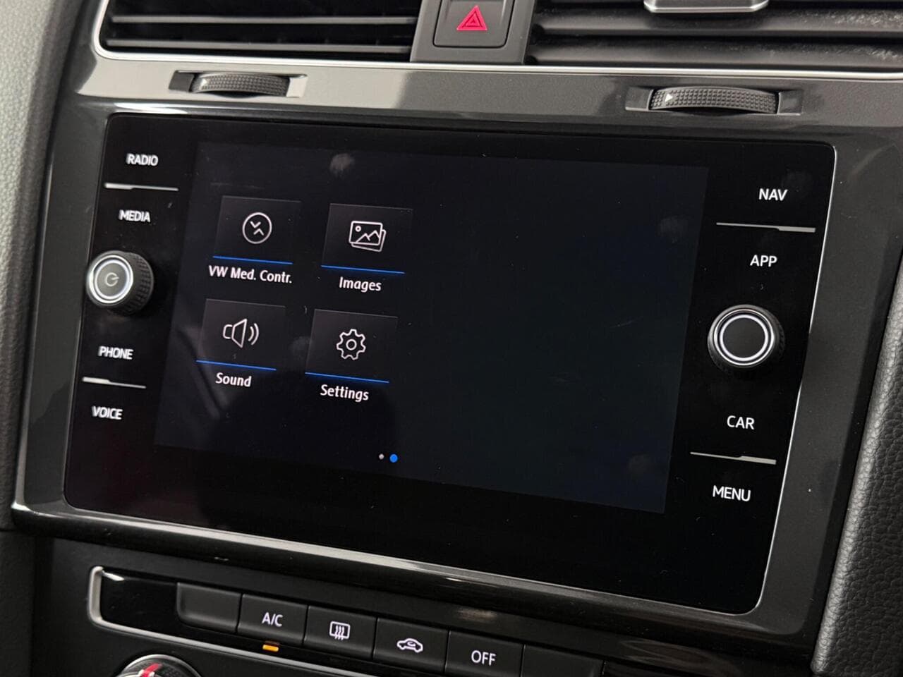 Volkswagen Golf thumbnail Infotainment System