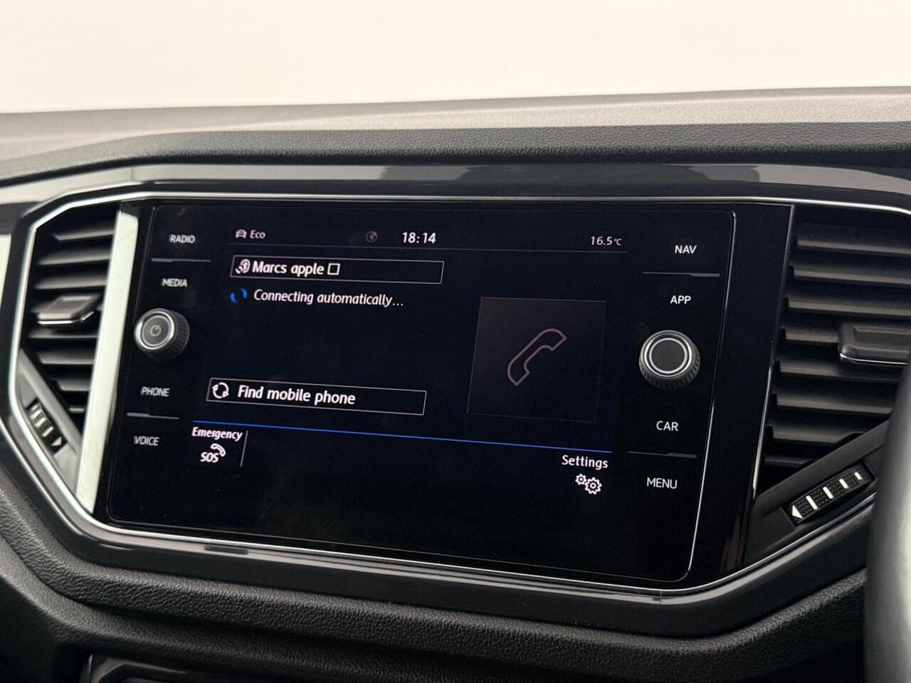 Volkswagen T-Roc thumbnail Infotainment System