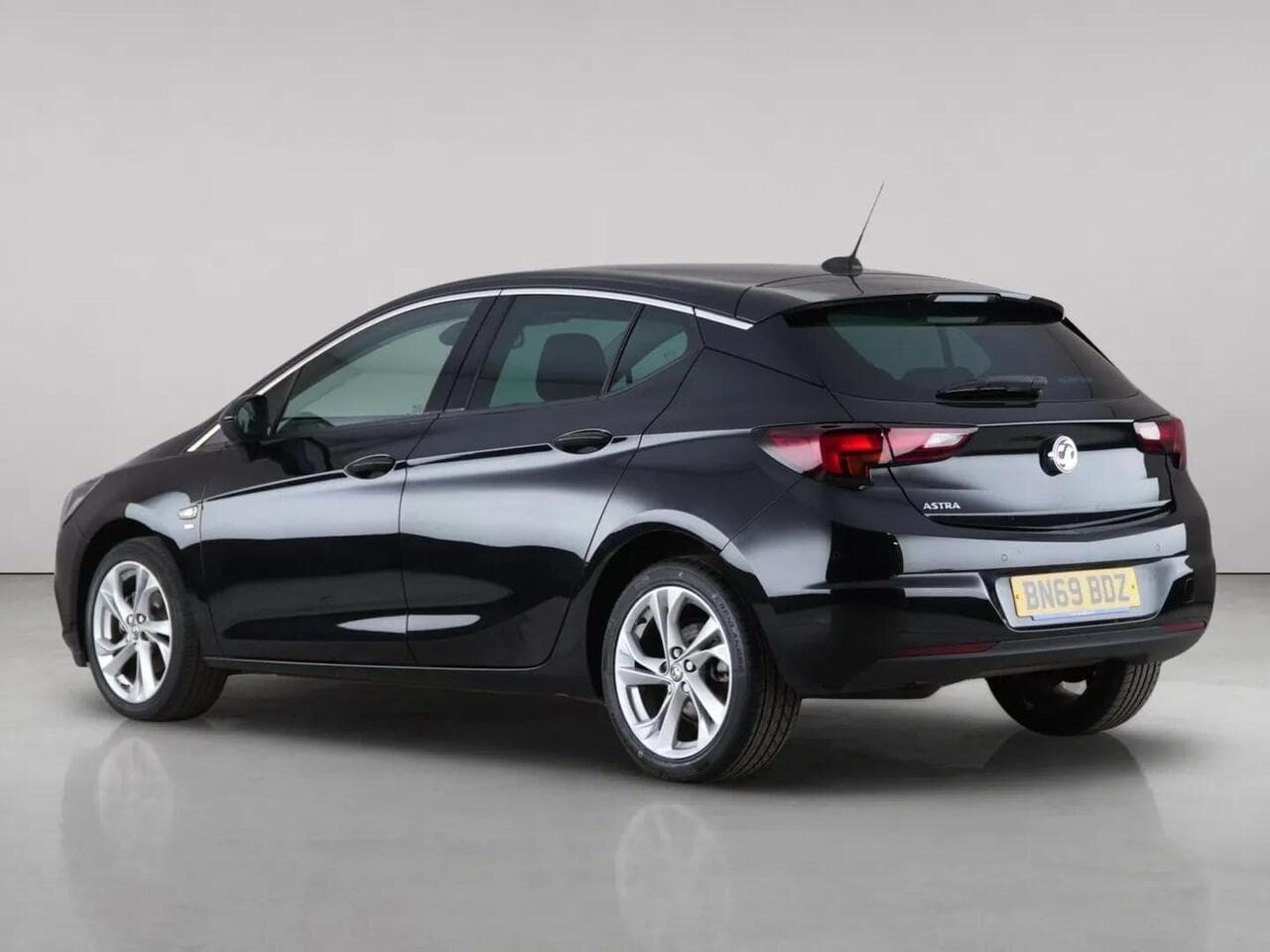 Vauxhall Astra thumbnail Rear Left