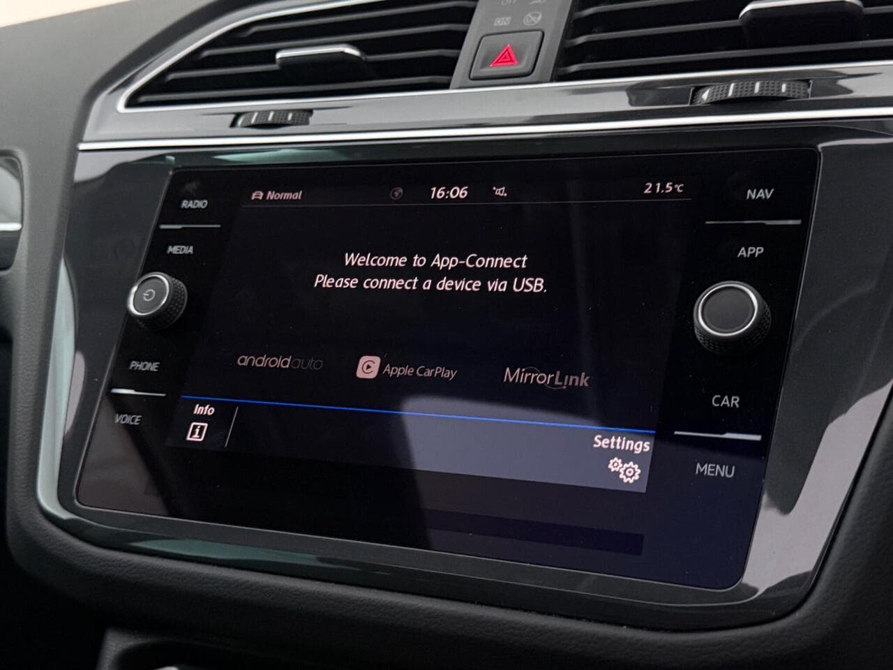 Volkswagen Tiguan thumbnail Infotainment System