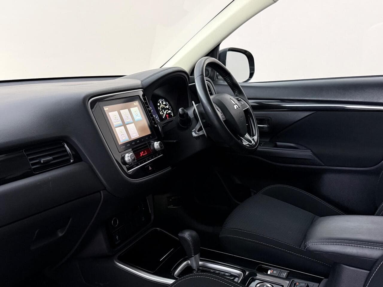Mitsubishi Outlander thumbnail Interior Front