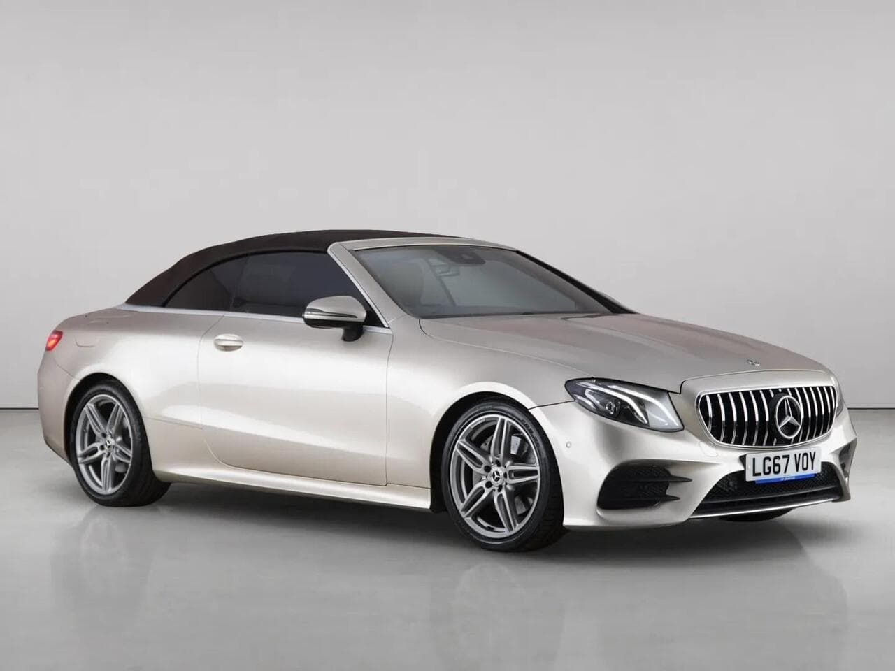 Mercedes-Benz E Class thumbnail Front Right